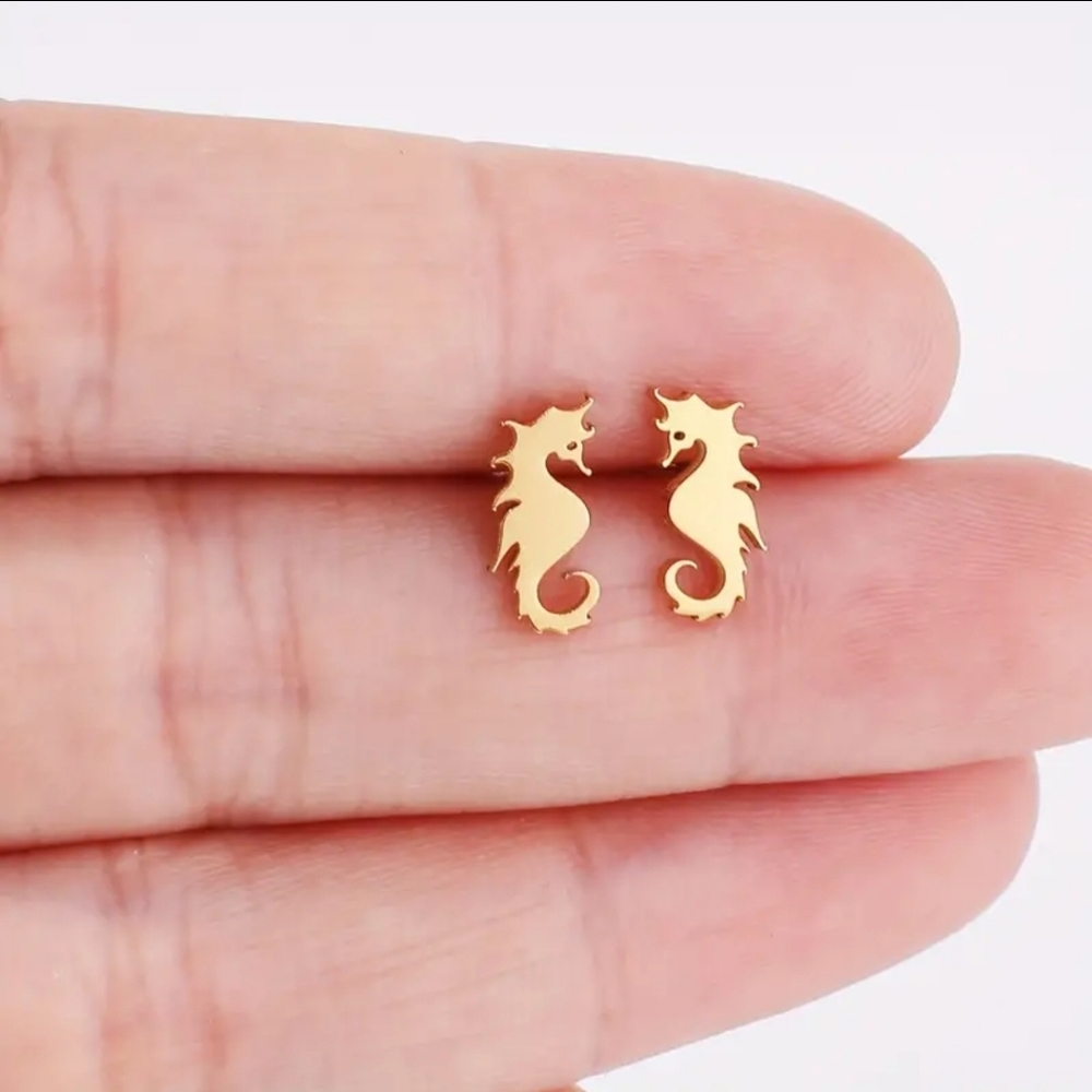 SEAHORSE goldtone stud earrings NWT